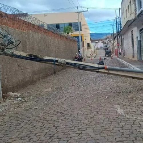 Caminhão derruba poste e provoca apagão em área comercial de Brumado