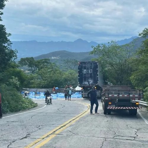Caminhão perde controle, sai da pista e causa susto na BA-148, na Serra das Almas