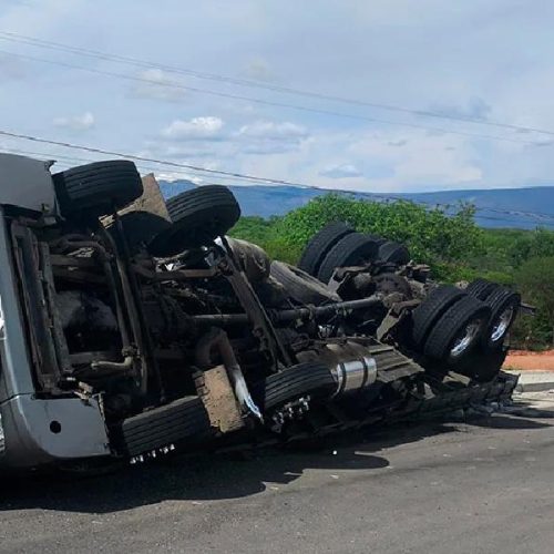 Caminhão tomba após motorista perder controle em Dom Basílio e deixa dois feridos