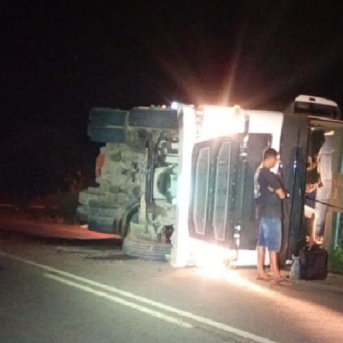 Caminhão tomba na BA-152 em Livramento após motorista cochilar
