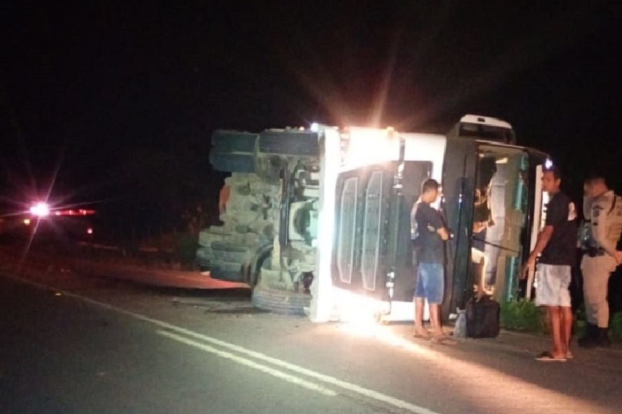 Caminhão tomba na BA-152 em Livramento após motorista cochilar