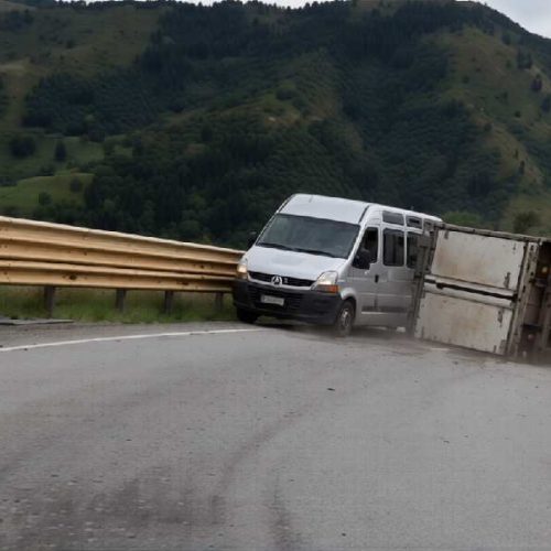 Caminhão tomba na Serra do Marçal e atinge van em acidente impressionante na BA-263