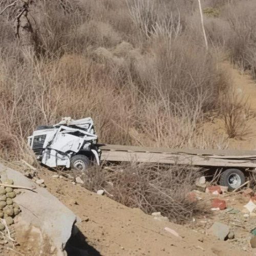 Caminhão tomba na Serra dos Brindes em Guanambi; motorista é socorrido ao hospital