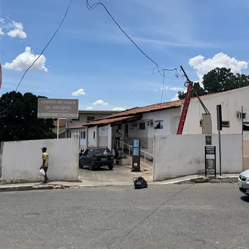 Caminhoneiro foge após derrubar fiação e paralisar posto de saúde em Macaúbas