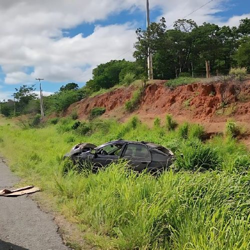 Capotamento na BR-122 deixa três feridos e adolescente em estado grave em Candiba