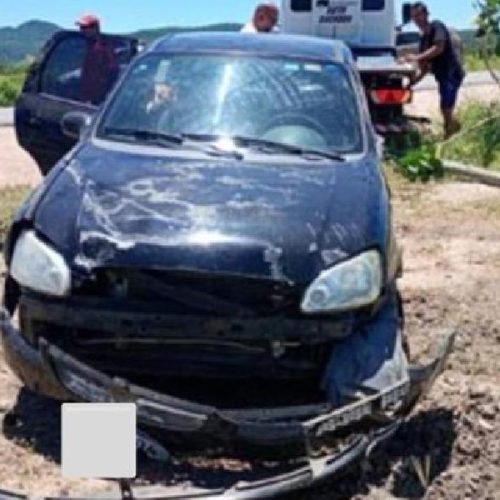 Capotamento na BR-122 em Candiba deixa três ilesos e causa apenas danos materiais