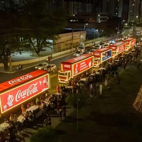 Caravana de Natal da Coca-Cola retorna a Vitória da Conquista com desfile iluminado