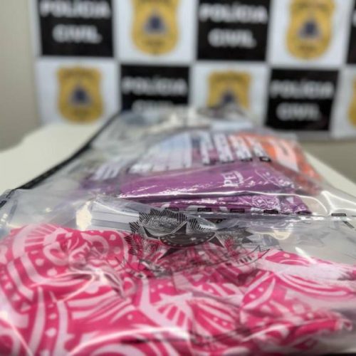 Carnaval na mira: Polícia prende trio e apreende 151 abadás clandestinos e remédios ilegais em Salvador