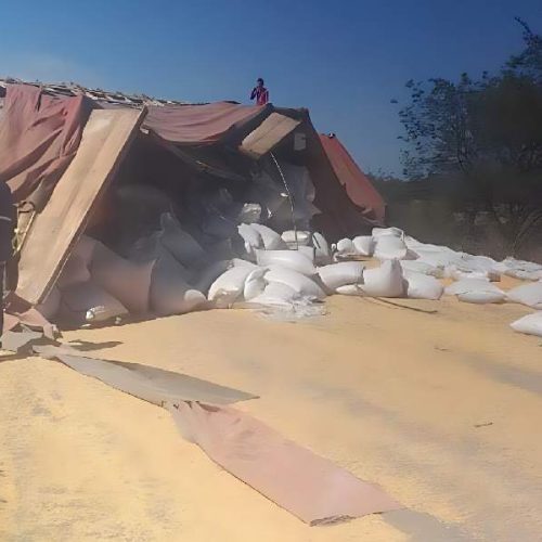 Carreta carregada com milho tomba e bloqueia a BR-030 em Malhada; desvio complica viagem