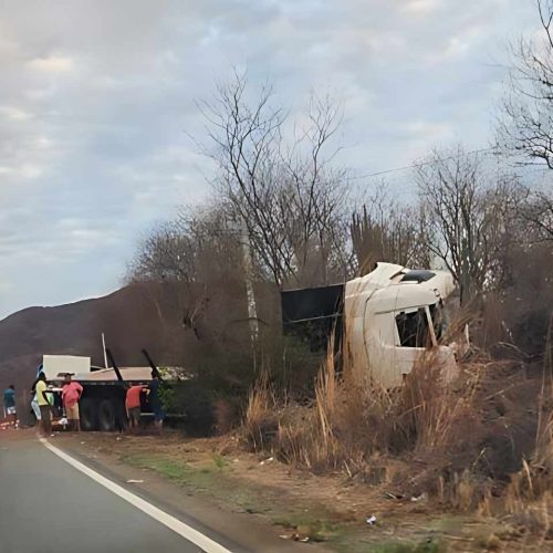 Carreta carregada com pisos tomba na BR-430 e deixa motorista ferido em Riacho de Santana
