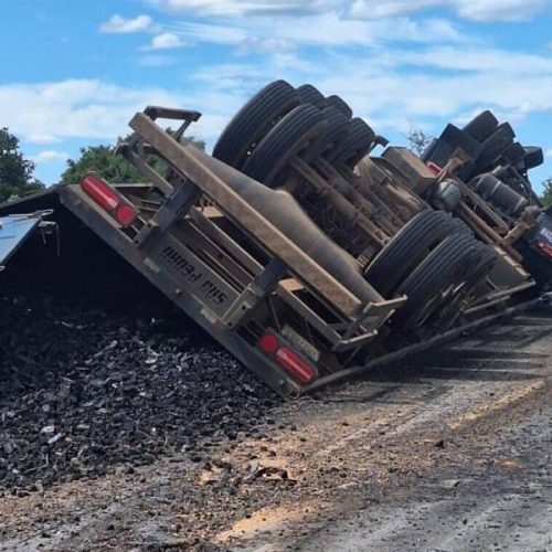 Carreta carregada de carvão tomba na BA-160 e assusta motoristas em Malhada