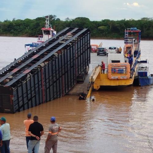 Carreta com gado cai de balsa após rompimento de cabo e fica submersa no Rio São Francisco
