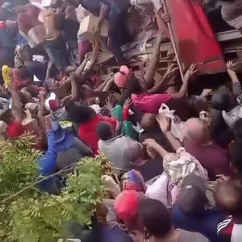 Carreta com leite em pó tomba e carga é saqueada em Vitória da Conquista