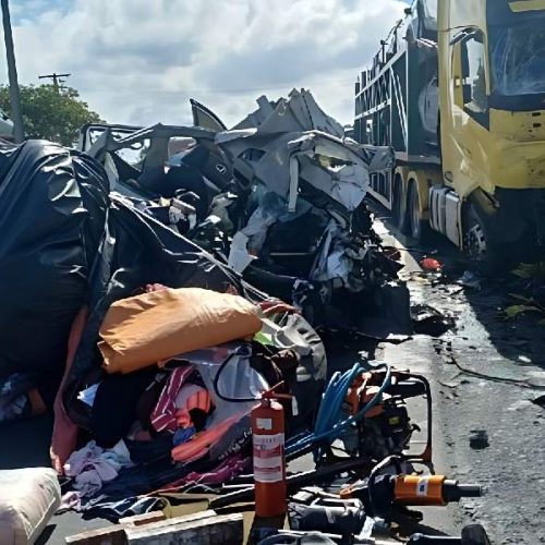Carreta invade contramão, atinge Hilux e deixa morto na BR-101; vídeo mostra impacto