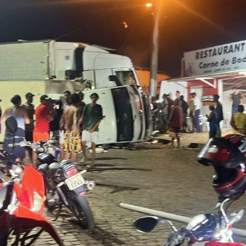 Carreta perde controle, atinge veículos e deixa ferido na BR-116 em Milagres