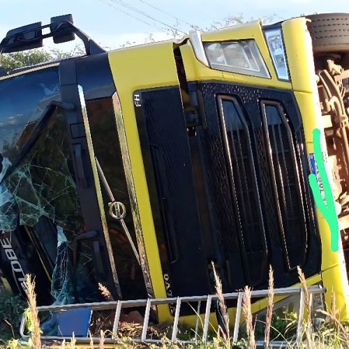 Carreta tomba na BA-156 em Macaúbas e motorista escapa sem ferimentos graves