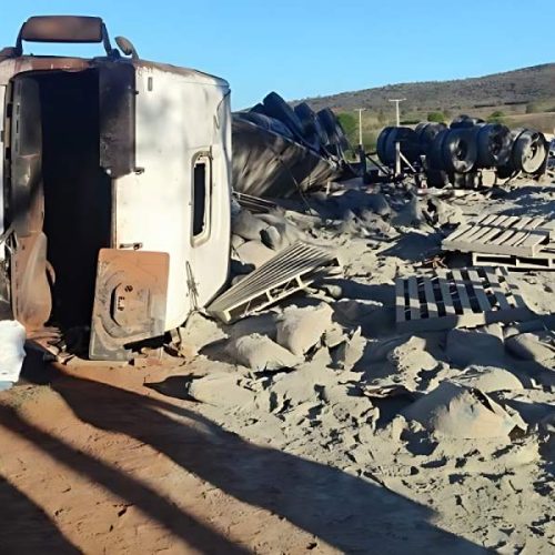 Carreta tomba na BR-030, carga é saqueada e motorista é socorrido pelo SAMU em Rio do Antônio