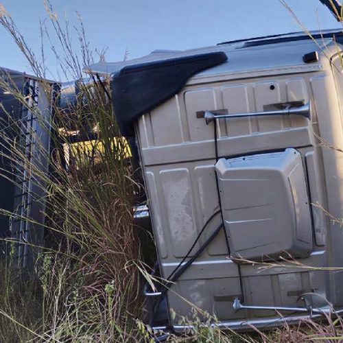 Carreta tomba na BR-122 após motorista desviar de colisão em Guanambi