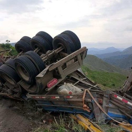 Carreta tomba na Serra do Marçal e complica o trânsito em Vitória da Conquista