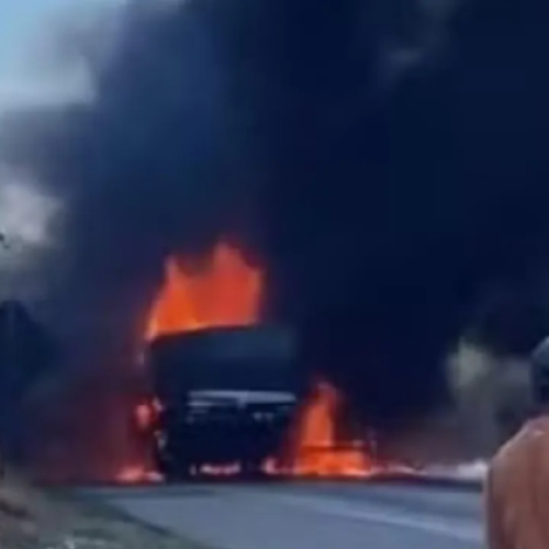 Carretas colidem e pegam fogo na BR-116; rodovia fica interditada por horas em Vitória da Conquista