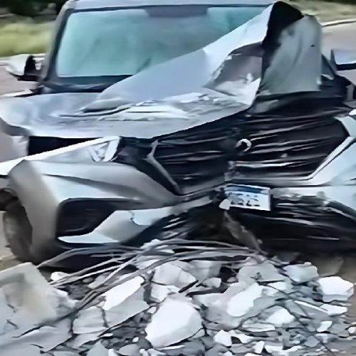 Carro bate em poste perto do IFBA em Brumado e espalha fios de alta tensão pela via