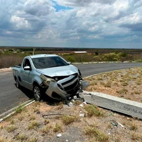Carro de empresa contratada pela TIM colide com poste em Palmas de Monte Alto