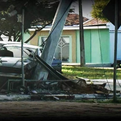 Carro destrói poste após acidente em avenida movimentada de Conquista