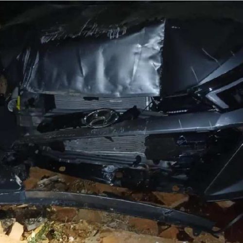 Carro invade garagem de casa e destrói muro em Livramento de Nossa Senhora