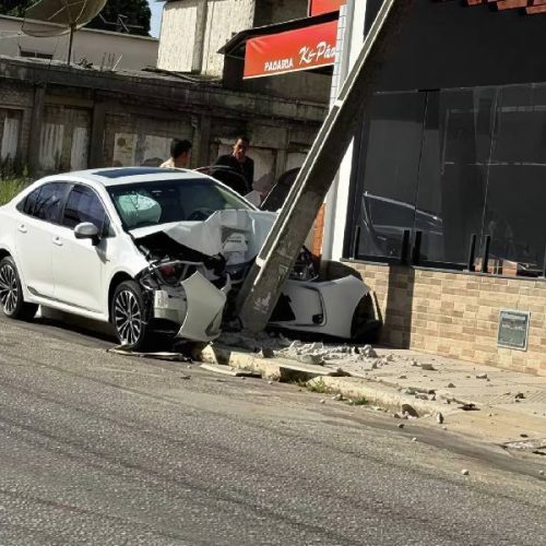 Carro perde controle, sobe calçada e bate em poste na Avenida em Vitória da Conquista