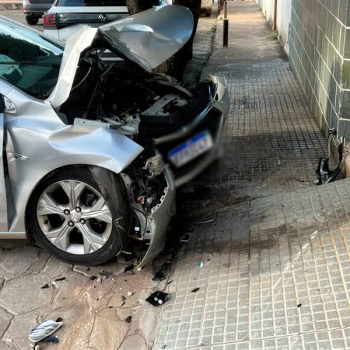 Carro perde freio, percorre 1 km e atinge muro de casa em Caetité; criança estava no veículo