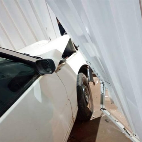 Carro perde os freios, invade casa e assusta moradores no centro de Maetinga