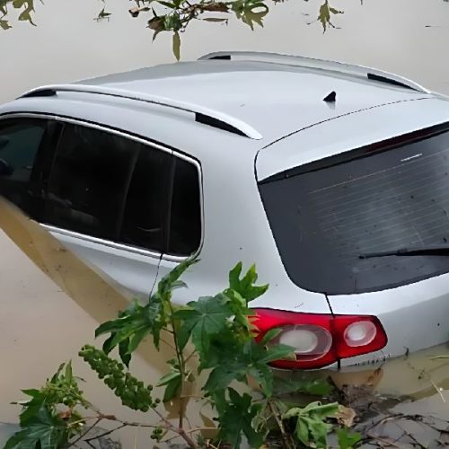 Carro sai da pista, cai na Lagoa de Zé Mineiro e assusta motoristas em Guanambi