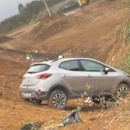 Carro sai da pista e cai em ribanceira em Barra do Choça
