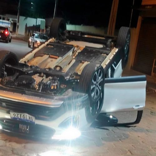 Carro tomba à noite em Livramento após motorista perder controle e mobiliza equipes