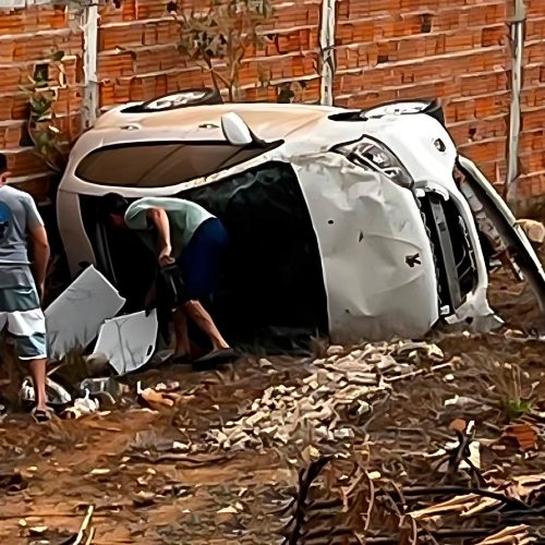 Carro tomba na BA-152 após motorista desviar de cachorro em Livramento de Nossa Senhora