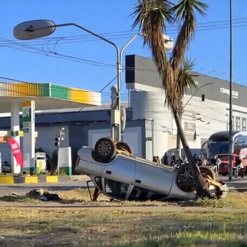 Carros capotados chamam atenção em campanha de trânsito em Conquista