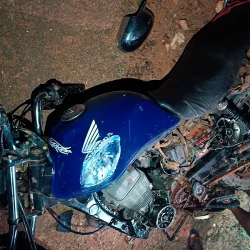 Casal é socorrido pelo SAMU após acidente entre carro e moto em Maetinga