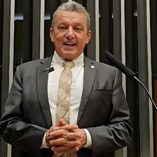 Charles Fernandes reassume mandato de deputado federal após mudança no TCE-BA