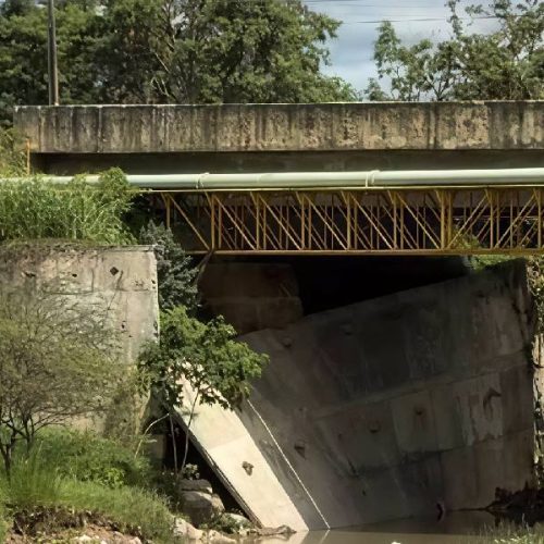 Chuva forte interdita ponte e causa alerta em Conquista; estrutura é bloqueada por risco