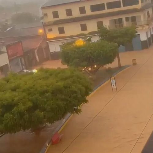 Chuva intensa transforma ruas em rios e invade casas em Tanhaçu neste domingo