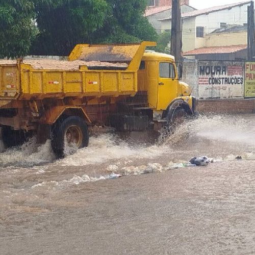 Chuva relâmpago alaga ruas, assusta moradores e trava trânsito em Macaúbas
