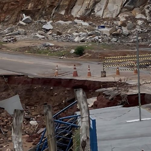 Chuvas abrem cratera e interditam Rua do Centro Cultural em Macaúbas; risco aumenta e prefeitura reforça alerta