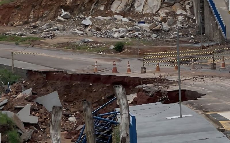 Chuvas abrem cratera e interditam Rua do Centro Cultural em Macaúbas; risco aumenta e prefeitura reforça alerta