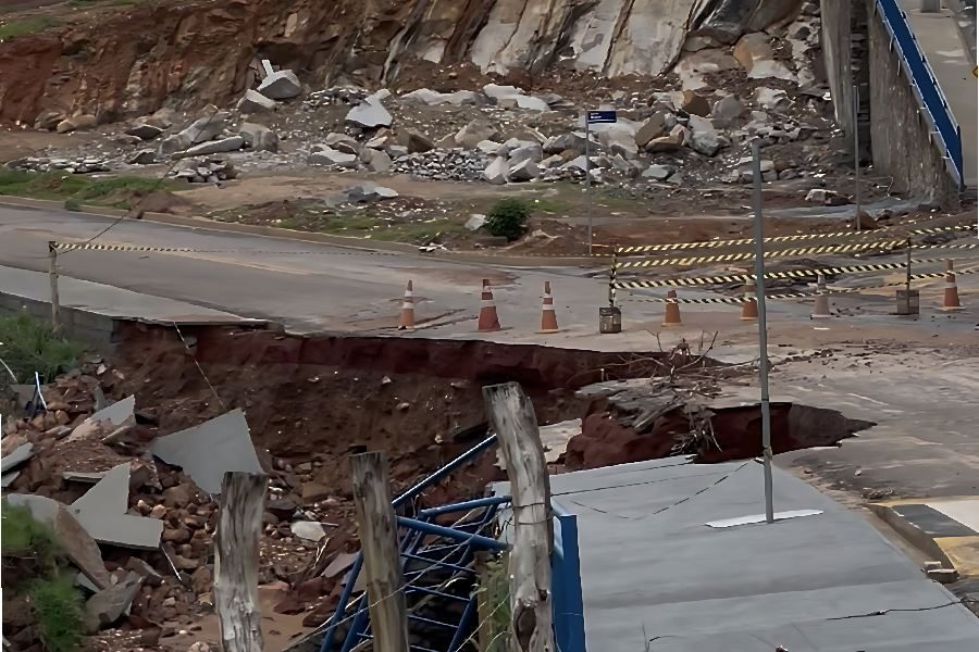 Chuvas abrem cratera e interditam Rua do Centro Cultural em Macaúbas; risco aumenta e prefeitura reforça alerta