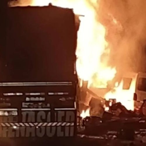 Colisão com incêndio mata duas pessoas e transforma madrugada em tragédia na Serra dos Pombos