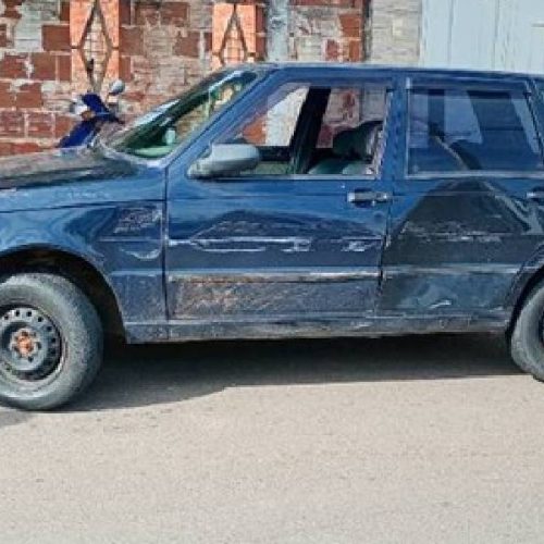 Colisão entre caminhão e carro causa danos materiais no centro de Pindaí