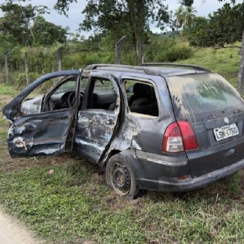 Colisão entre carro e ônibus deixa duas pessoas feridas em Ipiaú