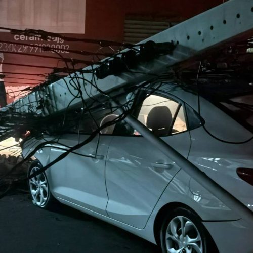 Colisão entre dois carros derruba poste e deixa ferido em avenida de Vitória da Conquista