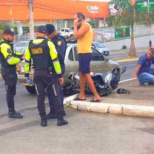 Colisão entre moto e carro deixa ferido no centro de Vitória da Conquista