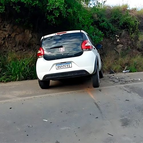 Colisão frontal mata motorista e deixa dois feridos na BR-330, em Jequié